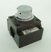 Throttle valve with rotary type deceleration valve (with temperature compensation control)